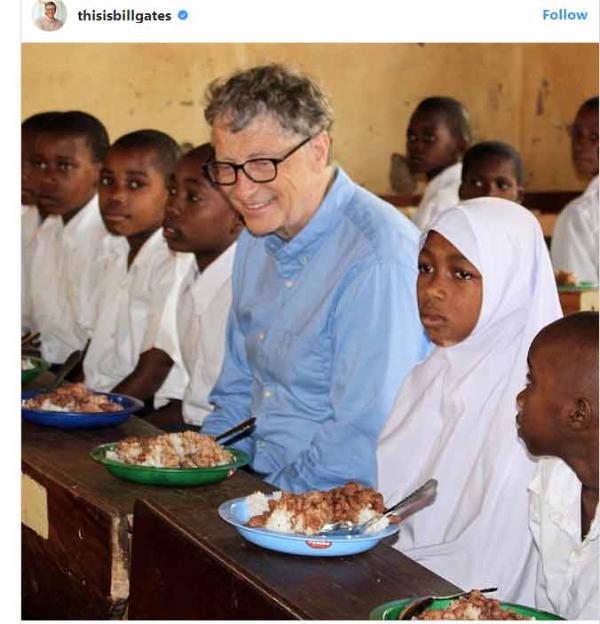 Bill Gates Ajiunga Istagram Akiwa Tanzania  na Kuweka Picha akiwa Anakula Chakula na Wanafunzi wa  Shule ya Msingi Tanga