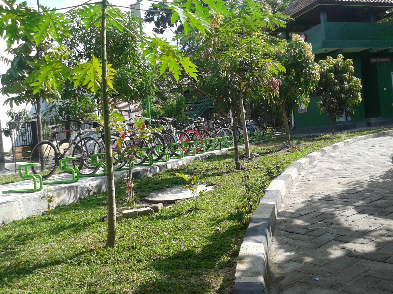 Tempat parkir sepeda tersusun rapi di Kampung Hijau Gambiran