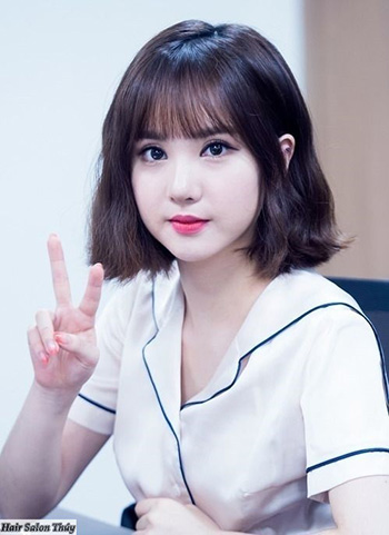 Dễ thương với tóc uốn xoăn nhuộm nâu trầm mau nhuom cho toc ngan