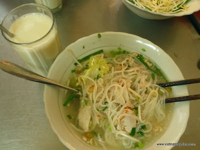 Dalat city - breakfast with hủ tiếu Noodle with seasoned and saute' beef