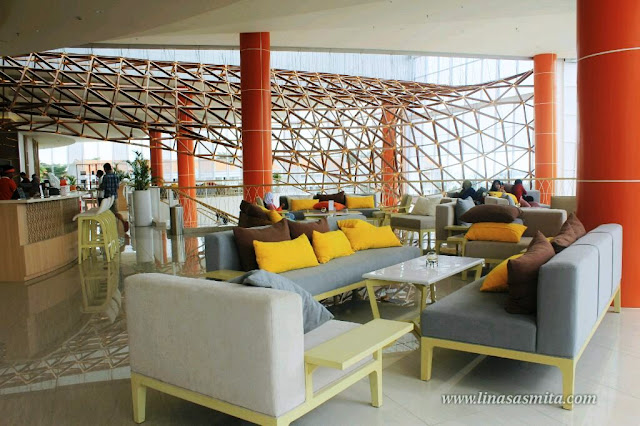 Interior Lobby HARRIS Resort Barelang Batam