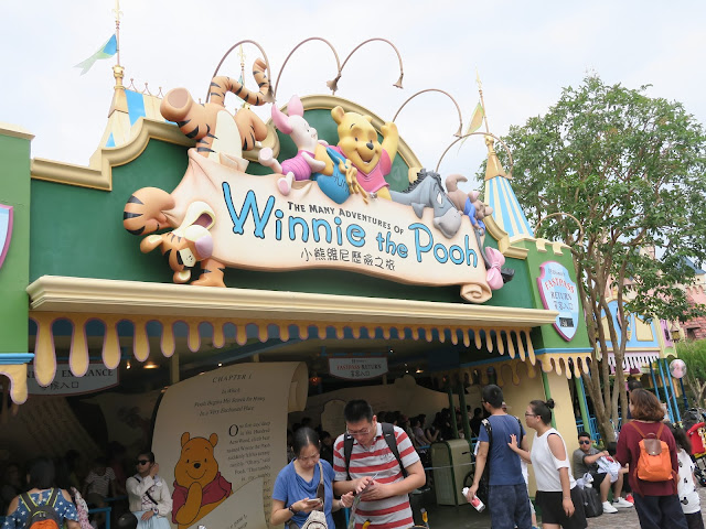 hong kong disneyland ; the many adventures of Winnie the pooh