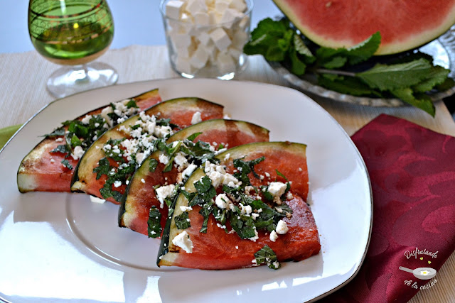 Sandía braseada con queso feta y hierbabuena Sandía braseada con queso feta y hierbabuena