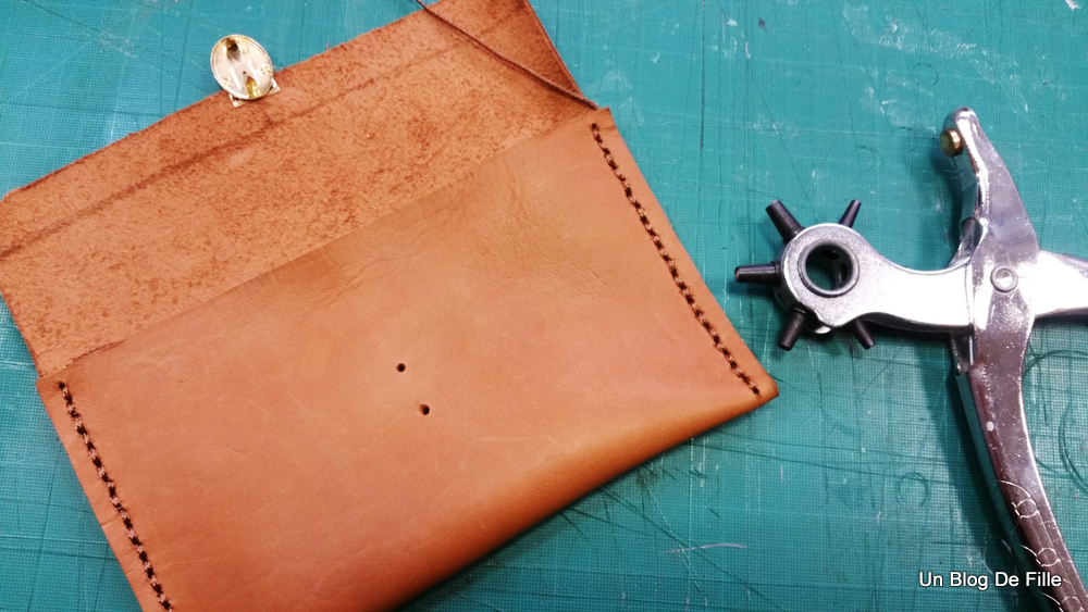 Un blog de fille: DIY | Pochette cartable en cuir [sans couture]