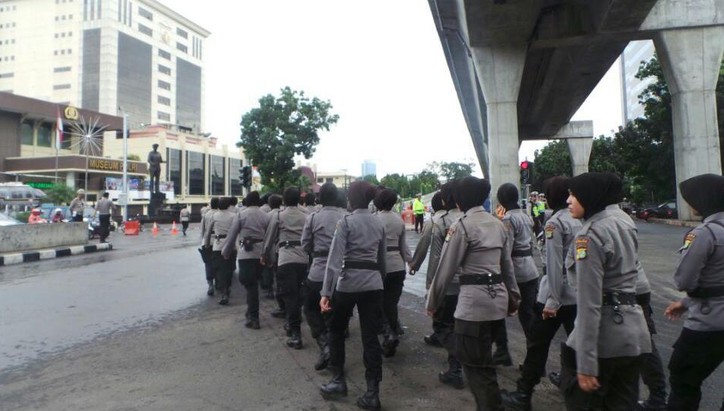 Personel Kepolisian Bersiaga di Mabes Polri Menjelang Demo FPI Personel Kepolisian Bersiaga di Mabes Polri Menjelang Demo FPI