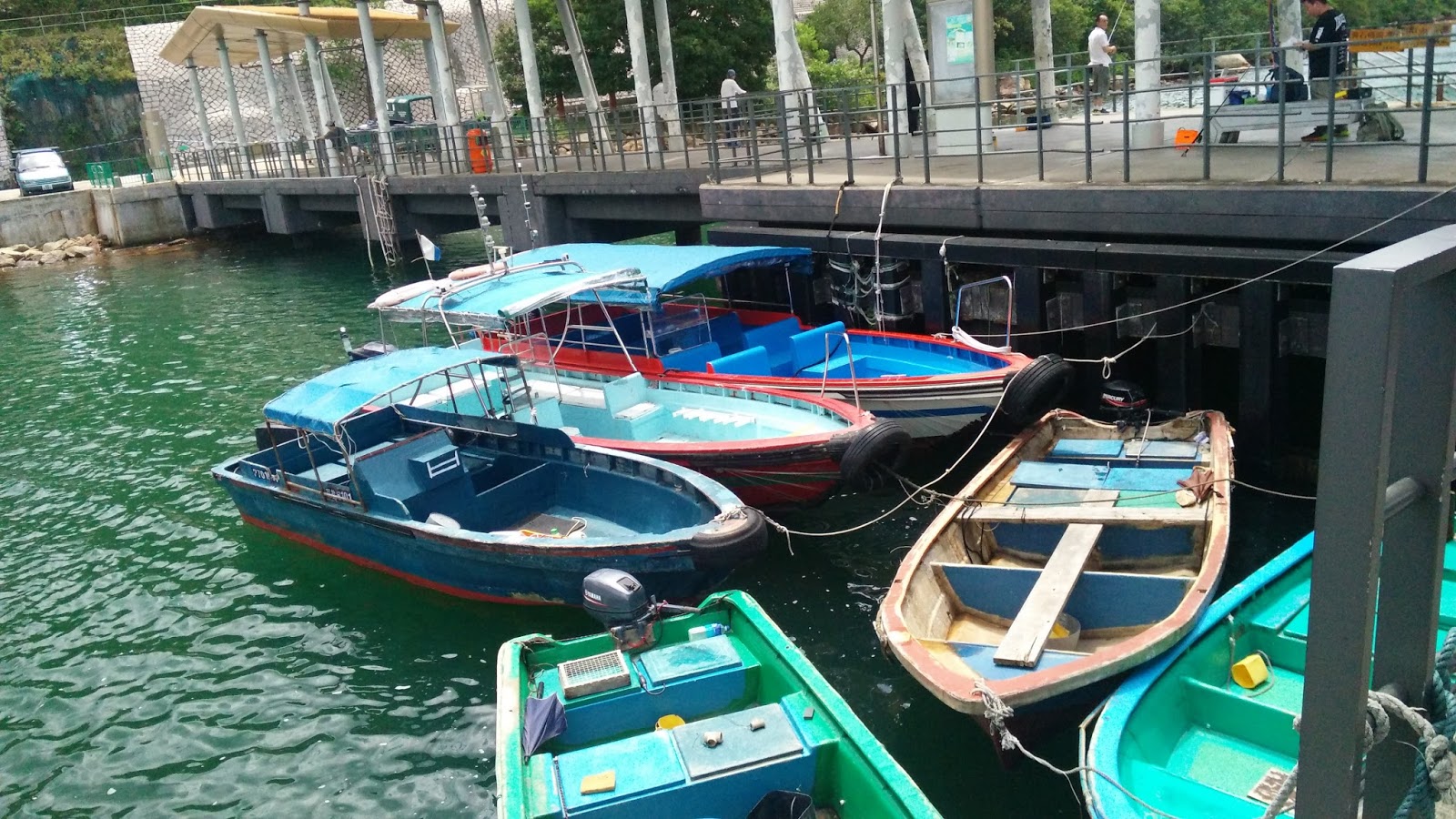 黑老闆說︱香港塔門半日遊_黃石碼頭 黑老闆香港塔門半日遊_因為時間有限,我們在黃石碼頭直接招"野雞船"渡海過去塔門了。