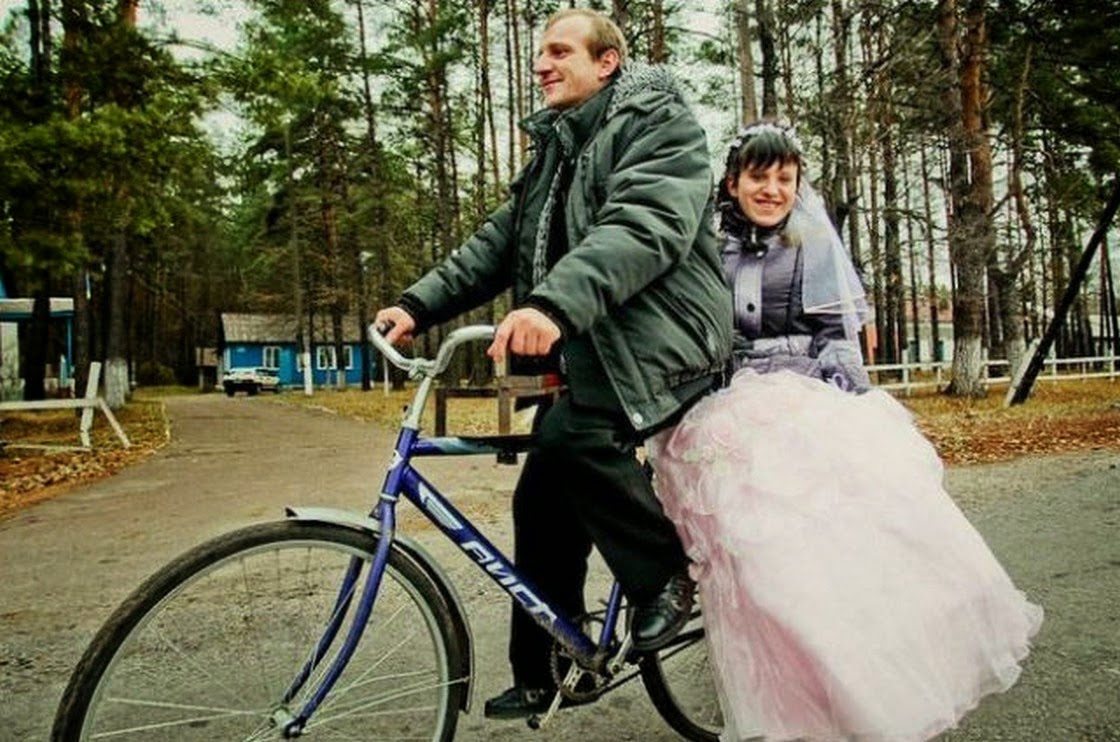 свадебные картинки прикольные. хотела унизить невестку из деревни перед женихом. хотела унизить невестку из деревни перед женихом. тащит в загс. свадьба прикол.