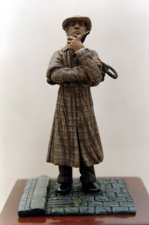 Miniatura que representa a Sherlock Holmes esculpida y pintada por ªRU-MOR