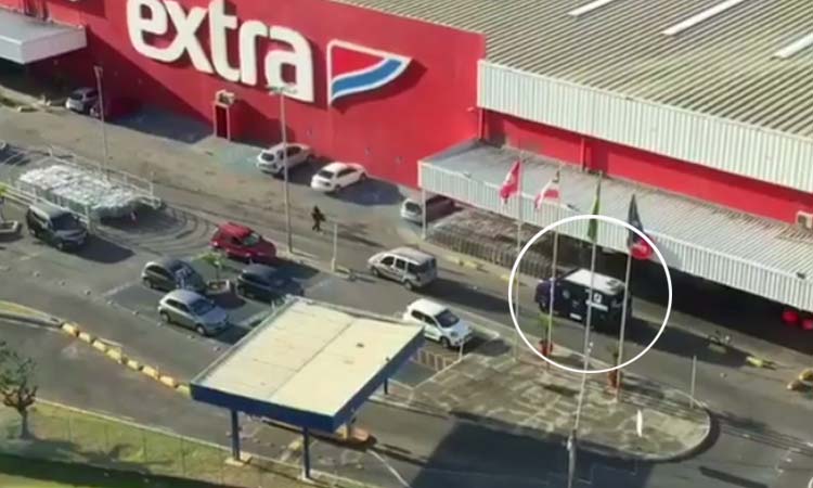Bando assalta carro-forte em supermercado na Av. Vasco da Gama em Salvador