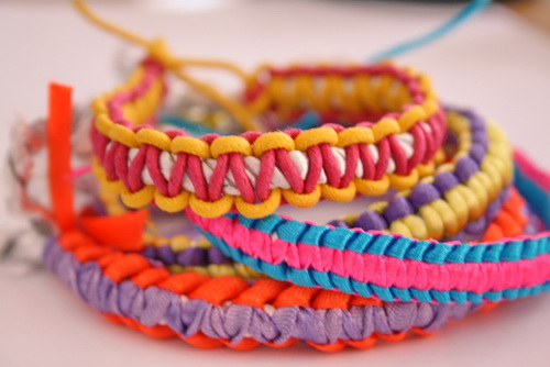 FRICHIC - DIY: Neon Braided Bracelet
