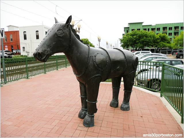 Iron Horse de Tom Askman en Plano, Texas
