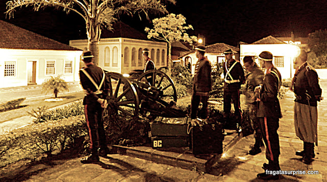 Paraná: rota dos tropeiros, rebeldes e colonos Recriação teatral do Cerco da Lapa