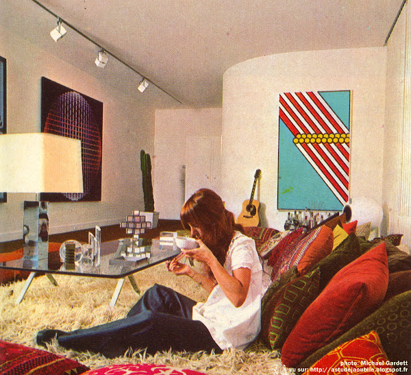 Appartement d'Yvaral (Jean-Pierre Vasarely) Krusnik Lit en plastique moulé de Marc Held, sculpture de Francisco Sobrino Appartement d'Yvaral (Jean-Pierre Vasarely) Krusnik Lit en plastique moulé de Marc Held, sculpture de Francisco Sobrino