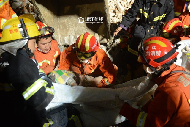 Bikin Nangis, Tertimpa Reruntuhan Gedung, Gadis 3 Tahun ini Selamat Terlindungi Jasad Ayahnya