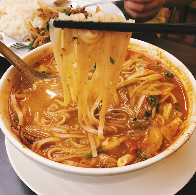 泰式酸辣湯(Tom Yum Gong)，是泰國的庶民美食之一。 濃厚的東南亞熱帶風情，以獨特的辛香料入湯，加入牛番茄、高麗菜熬出酸與甜，搭著檸檬淡淡清香，河粉彈牙滑順，口感極佳，與新鮮的蝦及透抽構成的配料組合，確實是讓人上癮的一碗料理。