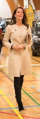 Manteau Tara Jarmon / bottines Sergio Rossi / pochette By Malene Birger