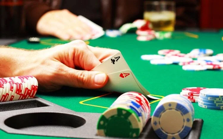Κάρυστος: Το πόκερ έστειλε στα κρατητήρια 4 άτομα!