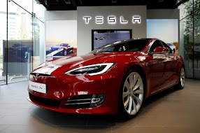 特斯拉，曾經叫做特斯拉汽車，是美國最大的電動汽車及太陽能公司，產銷電動車、太陽能板及儲能設備。公司最初由馬丁·艾伯哈德和馬克·塔彭寧於2003年7月1日所創辦。創始人將公司命名為「特斯拉汽車」