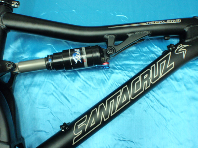 Santa%2BCruz%2BHeckler%2B2009%2BModel%2BBlack%2BAnodized%2BFrame%2B%25283%2529.JPG