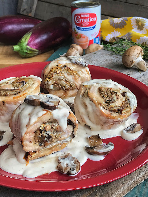 ROLLOS DE PECHUGAS CON BERENJENAS y SALSA DE HONGOS ROLLOS DE PECHUGAS CON BERENJENAS y SALSA DE HONGOS