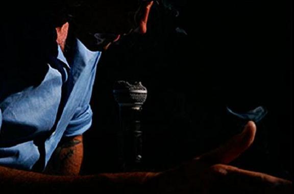 Portada del disco A nadie de Javier Corcobado, se muestra al cantante cabizbajo con una mano en la cabeza sujetando un cigarrillo