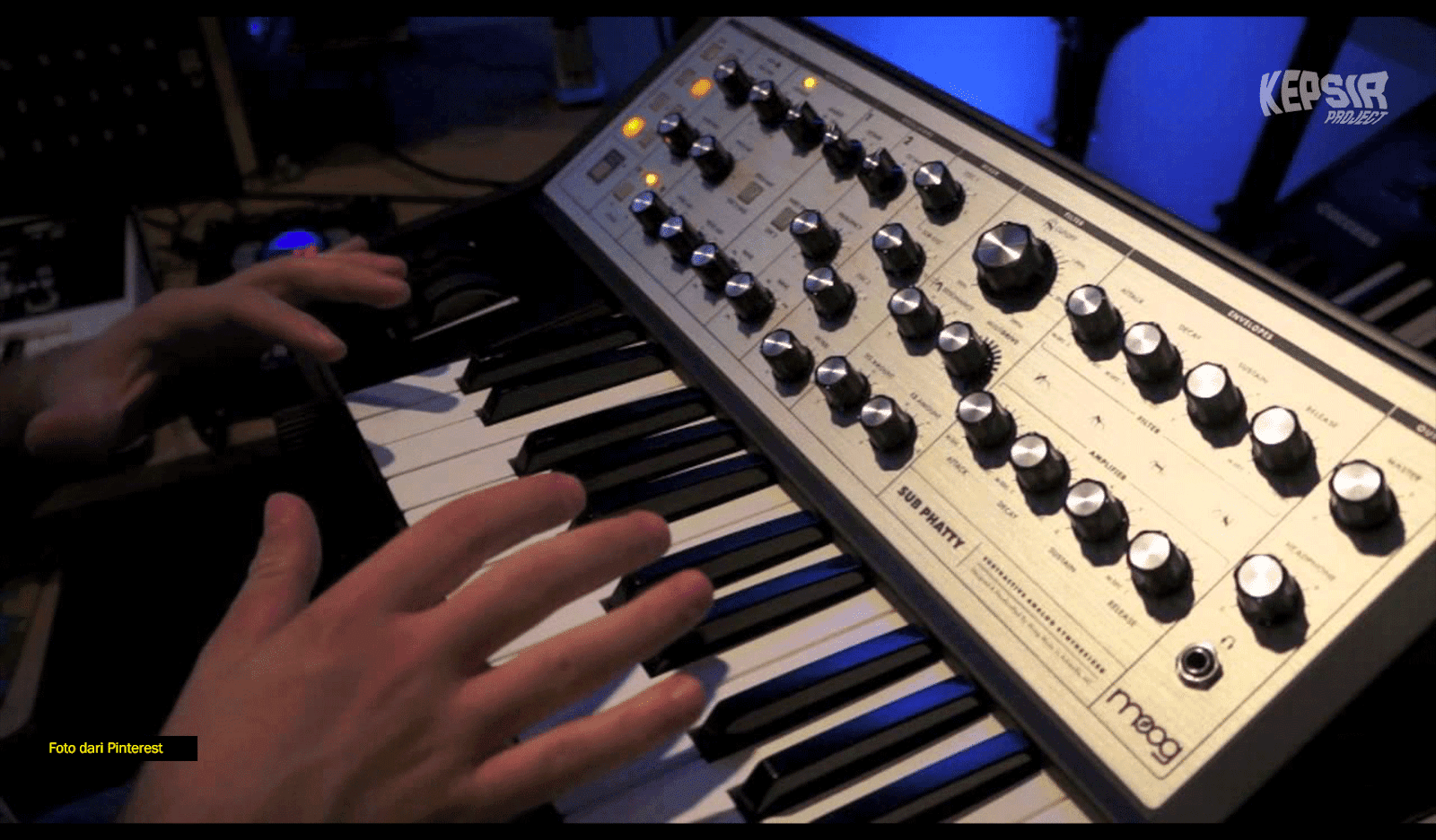 Apa Itu Synthesizer? Berikut 5 Hal yang Perlu Kamu Tahu Tentang Synthesizer 11 Synthesizer Apa Itu Synthesizer? Berikut 5 Hal yang Perlu Kamu Tahu Tentang Synthesizer