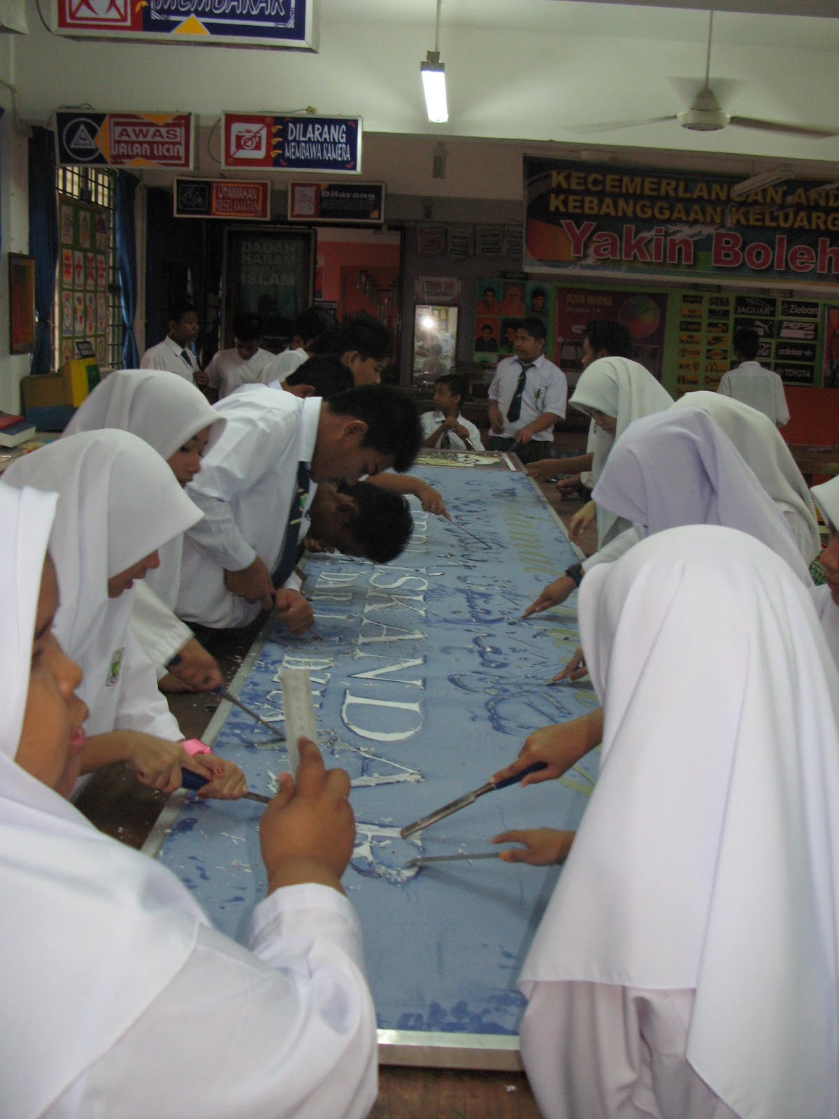 Seni Reka Tanda SMKSI: Menurunkan Papan Tanda Lama Sekolah SMKSI