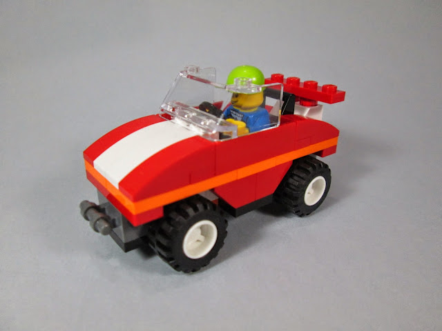 Situação criada com elementos de um set LEGO, representado o reboque e reparação de um carro.
