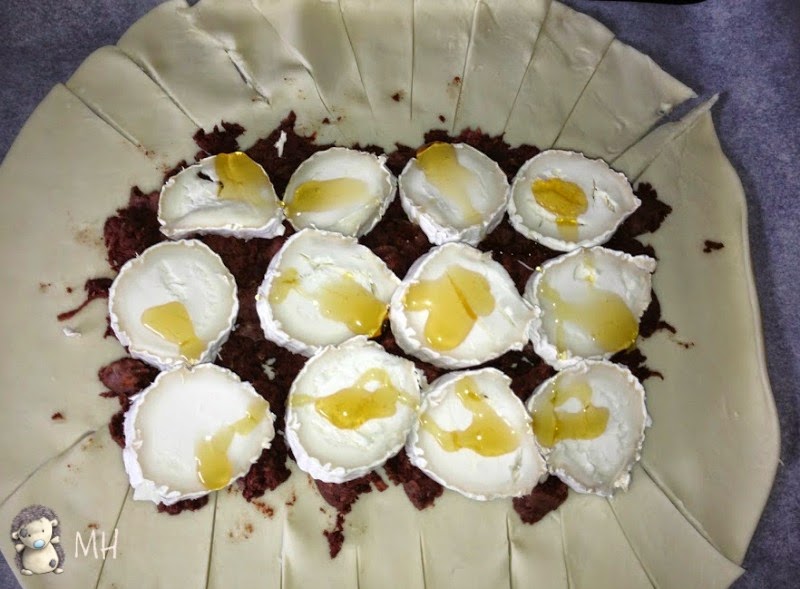 Trenza de hojaldre con morcilla. queso de cabra y miel