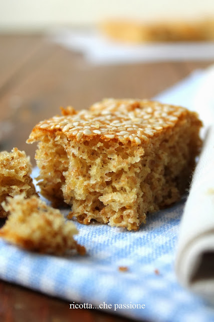 cake integrale con prugne secche e semi di sesamo