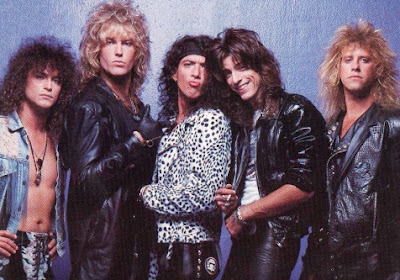 Banda Ratt Foto de Ratt con algunas muecas