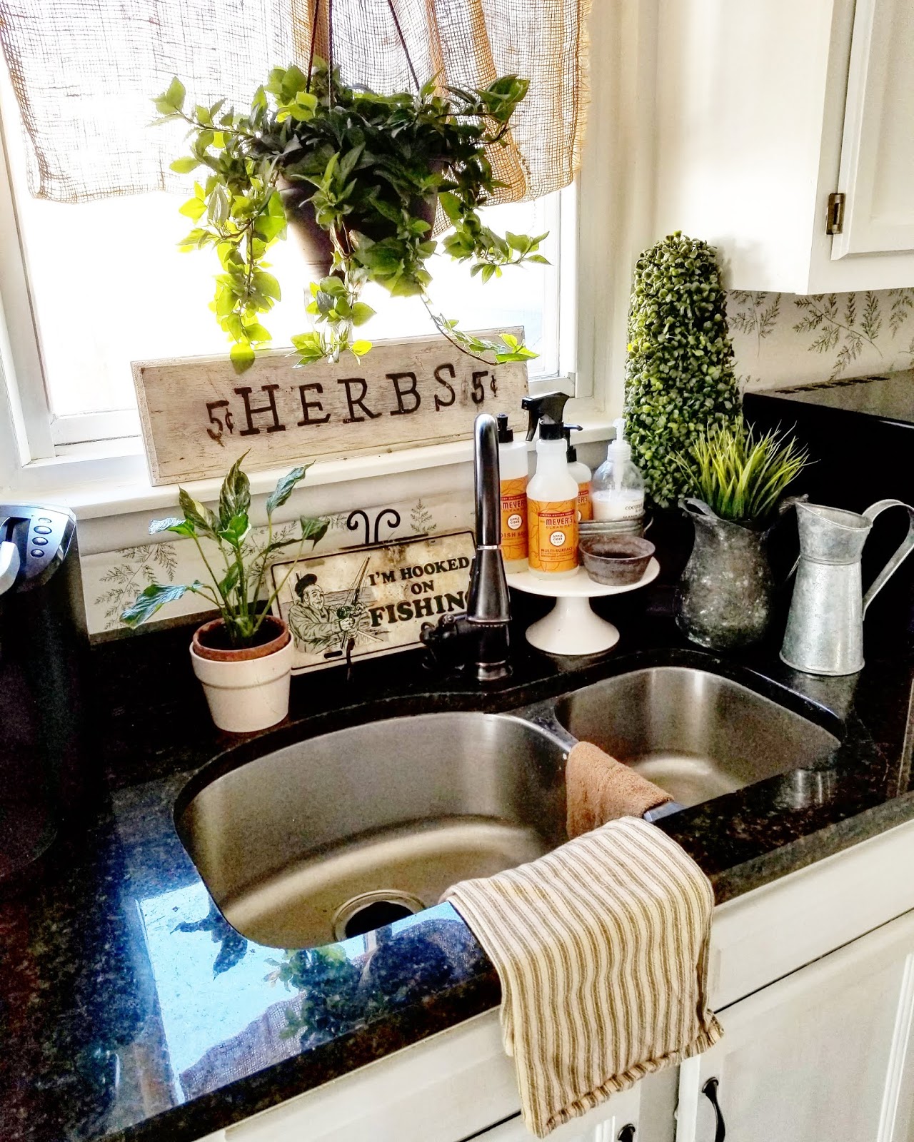 The Quaint Sanctuary: { Fresh Spring Window Decor}