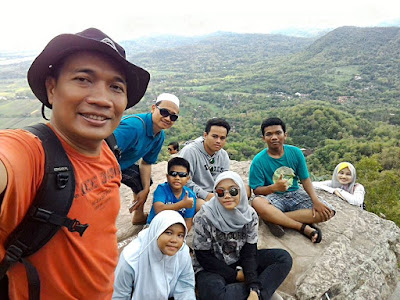 Watu Langit adalah salah satu spot foto menarik di kawasan Tebing Breksi. Watu Langit adalah salah satu spot foto menarik di kawasan Tebing Breksi.