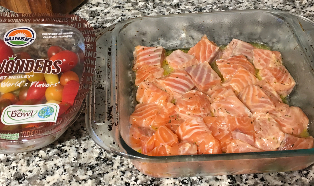 Рыба красная терияки. Запеченные кусочки семги. Филе семги запеченное в духовке. Запеченные кусочки семги. Форель кусок.