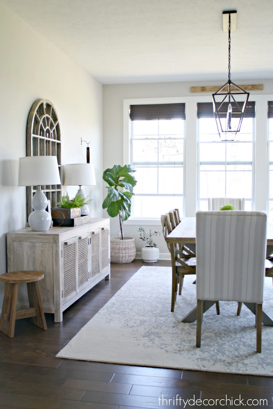 Light and neutral relaxed dining area