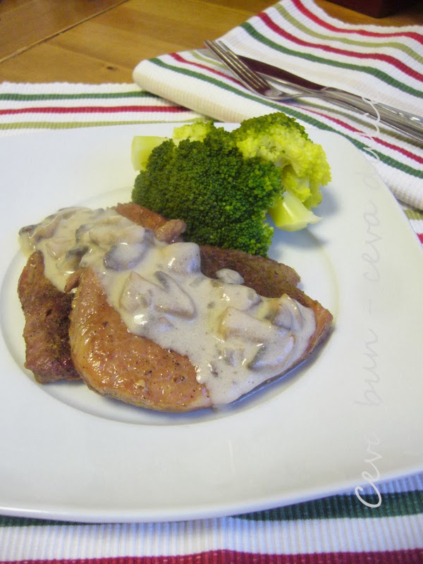 Cotlete de porc  cu sos de ciuperci si brocoli