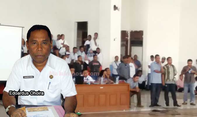Ini Penyebab Ribuan Tenaga Kerja Honorer Di Malra "Dirumahkan" Langgur, Malukupost.com - Ribuan tenaga kerja honorer di lingkup Pemerintah Kabupaten Maluku Tenggara (Malra), yang masuk sejak pertengahan tahun dan akhir tahun 2016, "dirumahkan". Kepala Badan Kepegawaian Daerah Malra, Edowardus Ohoira di Langgur, Kamis (13/4) mengatakan, semua tenaga kerja honorer baru dirumahkan, menunggu pelaksanaan seleksi yang akan diselenggarakan oleh pemerintah daerah. "Setelah proses seleksi selesai, baru diurus SK pengangkatannya," katanya.