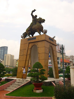 Patung berkuda Jenderal Tran Nguyen Han. Letaknya di Distrik 1, tidak jauh dari Pham Ngu Lao, di seberang pasar Ben Thanh.