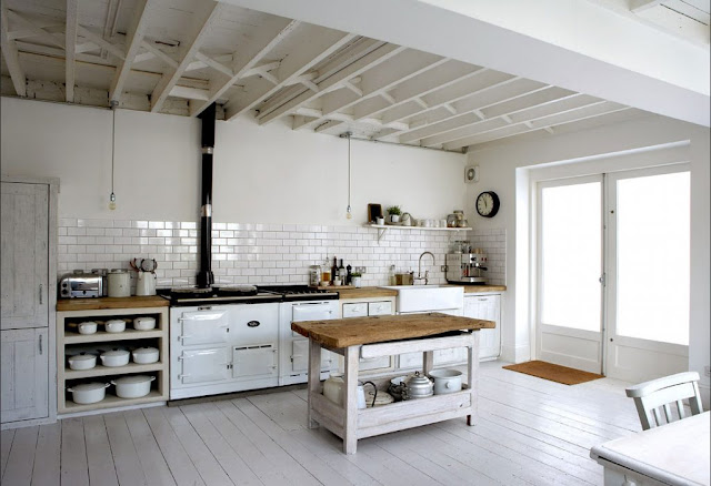 Küche-weiß-rustikal-Design-mit-holzarbeitsplatte-und-keramikfliesen-backsplash