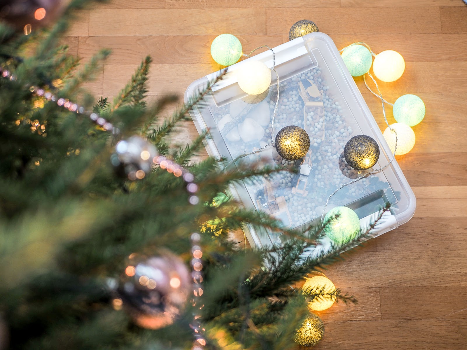Työmaalaatikko sisältää DIY työmaa-ainesta, keppejä, kiviä ja tekokasveja.