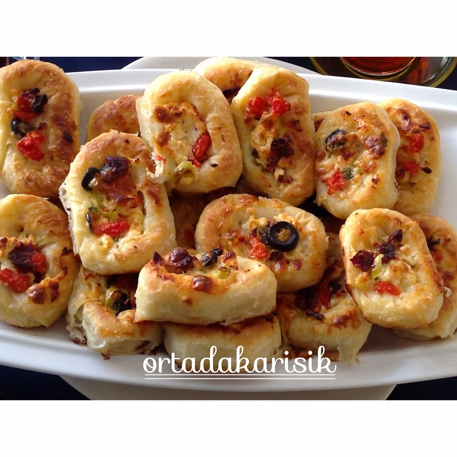 ORTADA KARIŞIK PİZZA BÖREK NASIL YAPILIR