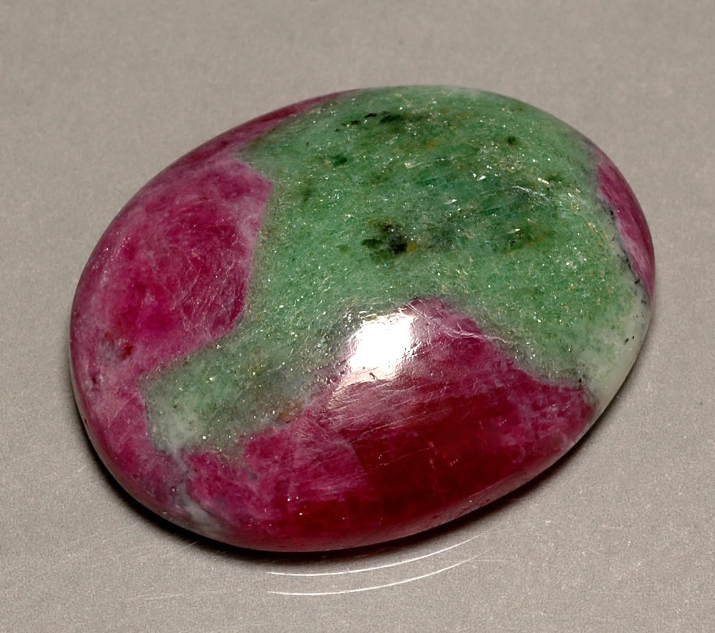 Розово зеленый камень. Камень цоизит Аниолит. Цоизит с рубином. Циозит камень минерал. Камень цоизит магические.