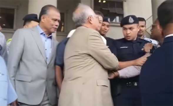 DS Najib tengking polis di luar mahkamah
