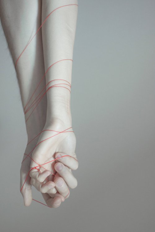 As fotografias emotivas e com um ar de conto de fadas de Laura Makabresku Laura Makabresku deviantart fotografia emotiva contos fada surreal sombria mulheres adolescentes