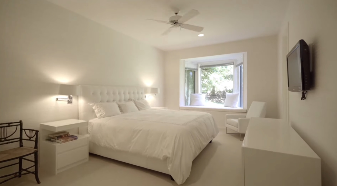 Tour 28 Hedges Banks Dr, East Hampton vs. 25 Interior Design Photos