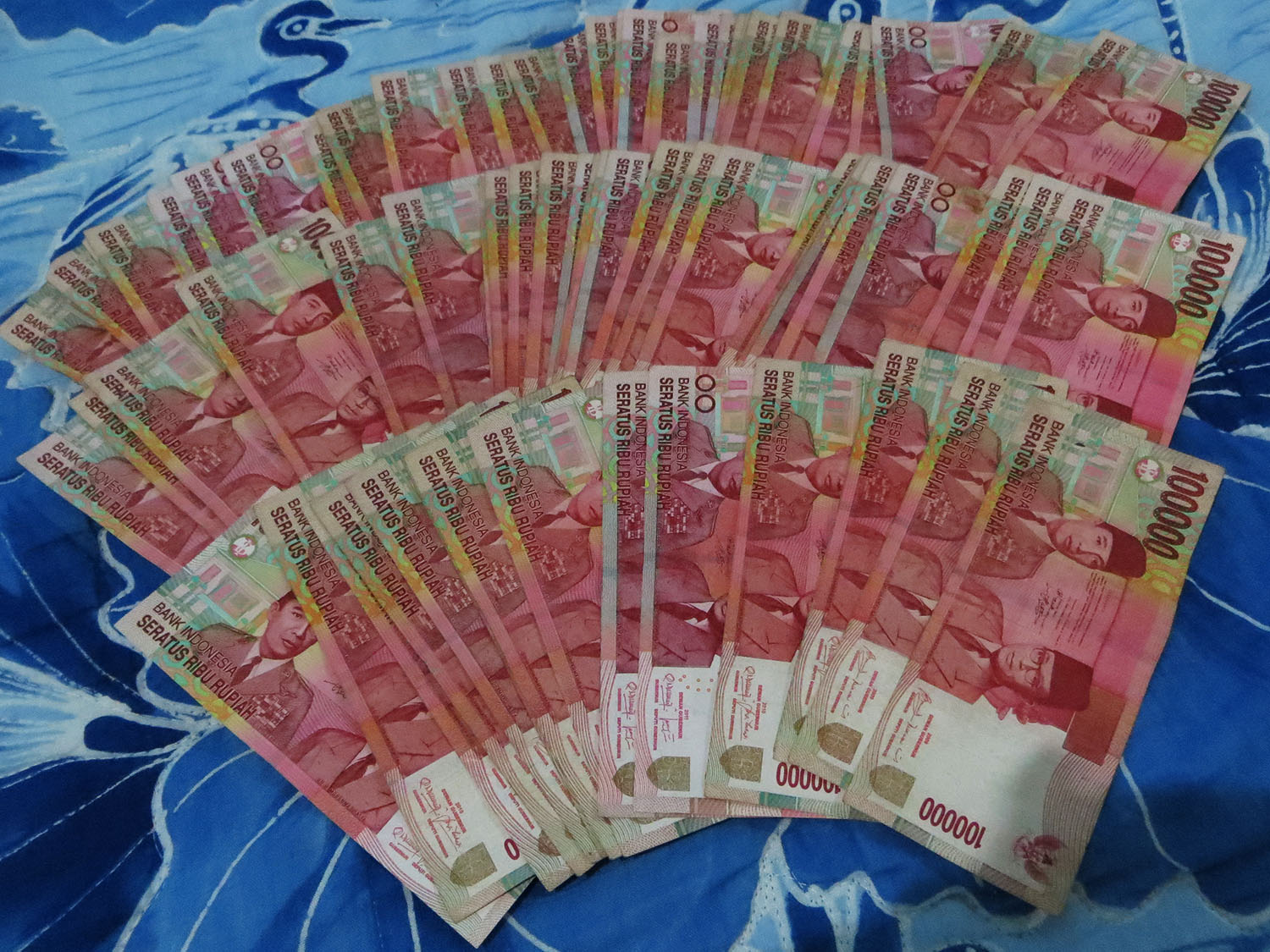 Рупий бали рубль. 100 000 Indonesian Rupiah. Деньги Бали. Деньги Индонезии фото. Так знак деньги Индонезии.