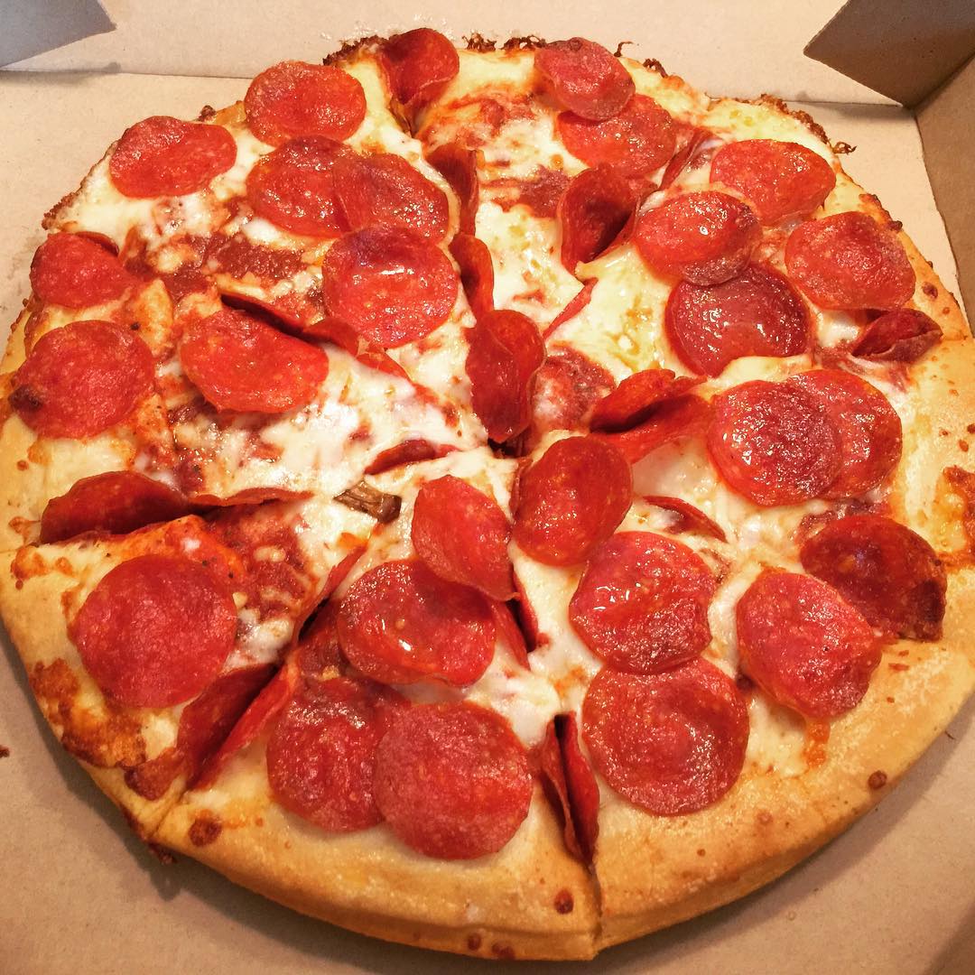 фото пиццы пепперони на столе дома фото 83