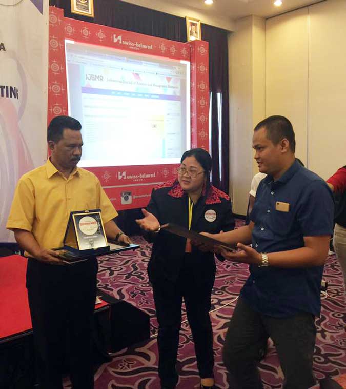 IDRI Dorong Dosen Di Maluku Aktif Meneliti Ambon, Malukupost.com - Ikatan Dosen Republik Indonesia mendorong lebih banyak dosen di Maluku untuk meneliti dan menghasilkan tulisan ilmiah melalui ajang "Call for Paper IDRI I". "Tadinya kegiatan kami hanya sampai pada seminar nasional saja, tetapi saya melihat dari fenomena yang ada, Maluku masih sedikit sekali kegiatan-kegiatan seperti ini," kata Wakil Ketua IDRI Pusat Dian Utami Sutiksno di Ambon, Kamis (26/10). "Call for Paper IDRI I" adalah rangkaian kegiatan seminar nasional IDRI yang berlangsung di Ambon, pada 26-28 Oktober 2017. Dalam kesempatan tersebut juga digelar diskusi panel "Sinergitas Unsur Pentahelix Bagi Pengembangan Sumber Daya Manusia" (26/10) dan lokakarya "Management Reference with Mendeley and Scientific Writing" (27/10).