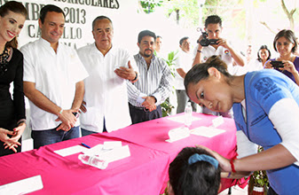 Constatan Paul Carrillo y su esposa, Sra. Luciana Da Via de Carrillo, entrega de prótesis oculares a más de 60 pacientes