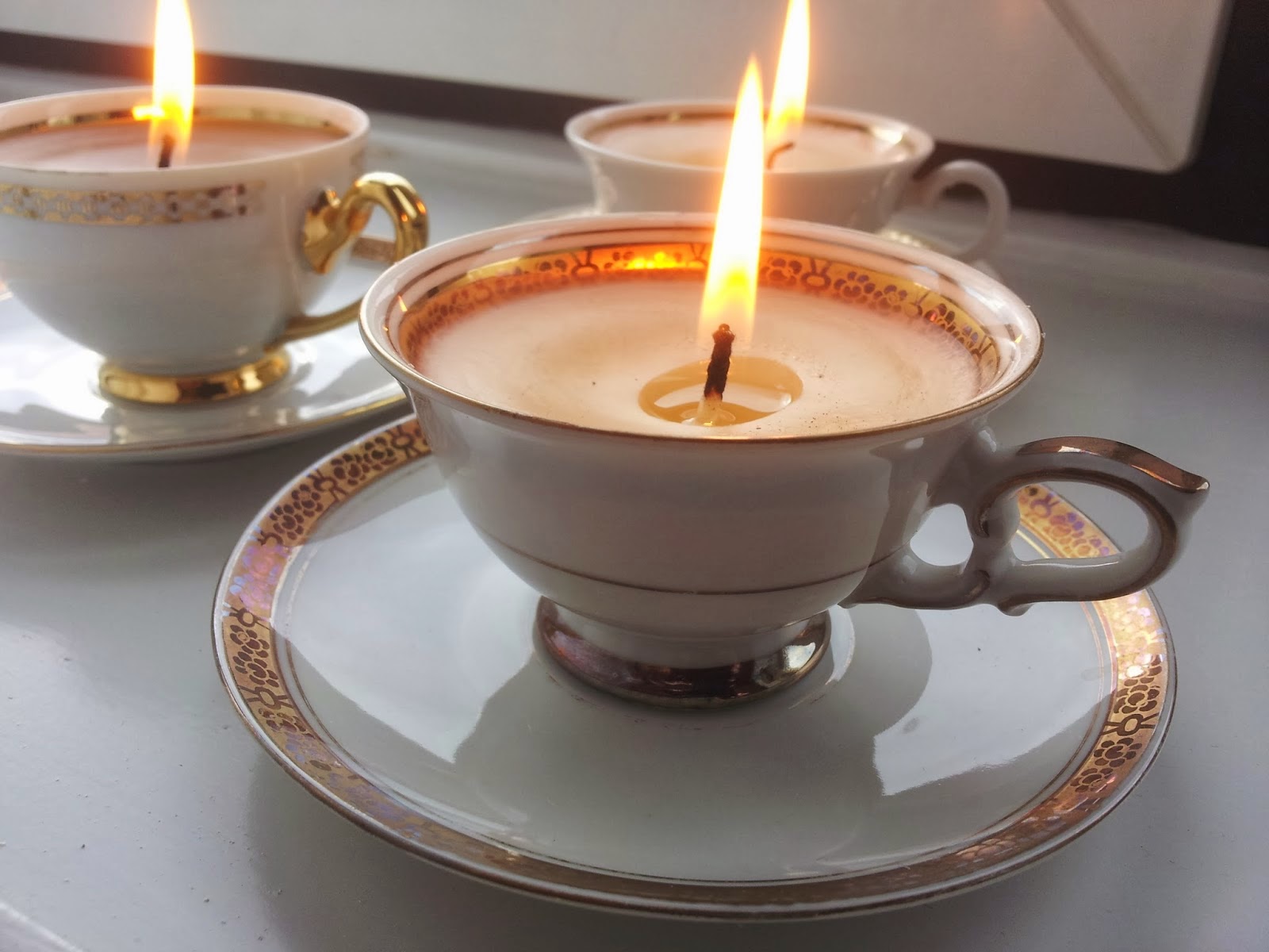 Stearinlys i gamle kopper / Candles in Old Cups